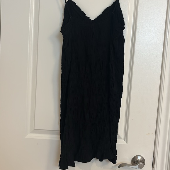 Fitted textured black dress - Picture 2 of 4